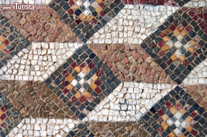 Immagine Un dettaglio di un mosaico rinvenuto nel sito archeologico di El Jem in Tunisia, ed ora conservato nel locale Museo - © Franco Volpato / Shutterstock.com