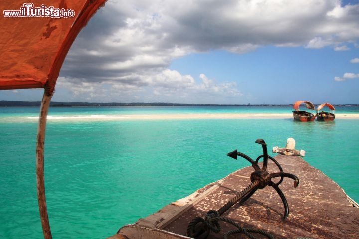 Immagine Dhow sul mare di Zanzibar, l'isola al largo delle coste della Tanzania - © Dimitry Sukhov / Shutterstock.com