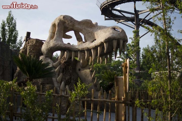 Immagine Un dinosauro a Mirabilandia: l'entrata all'attrazione di Dinoland, Emilia Romagna, Italia. Si tratta della più vasta area dedicata a questa specie animale presente all'interno di un parco divertimenti in Italia