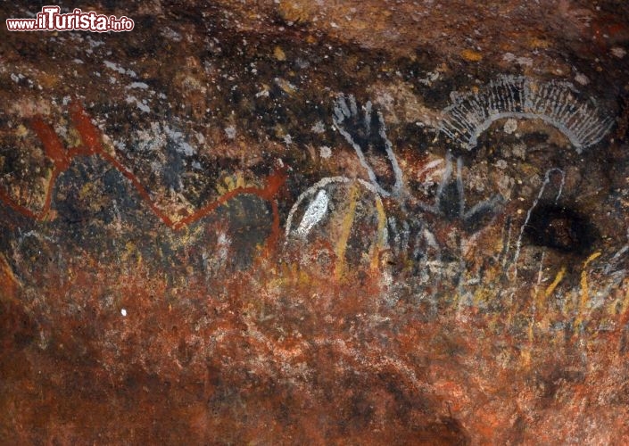 Immagine Dipinti aborigeni in una grotta di Ayers Rock in Australia - Le pareti di Uluru presentano testimonianze di arte aborigena. In una società i cui i miti ancestrali venivano tramandati oralmente, l'arte aveva una enorme importanza, ed ancora oggi è forse l'unico modo con cui questo patrimonio culturale viene in qualche modo preservato