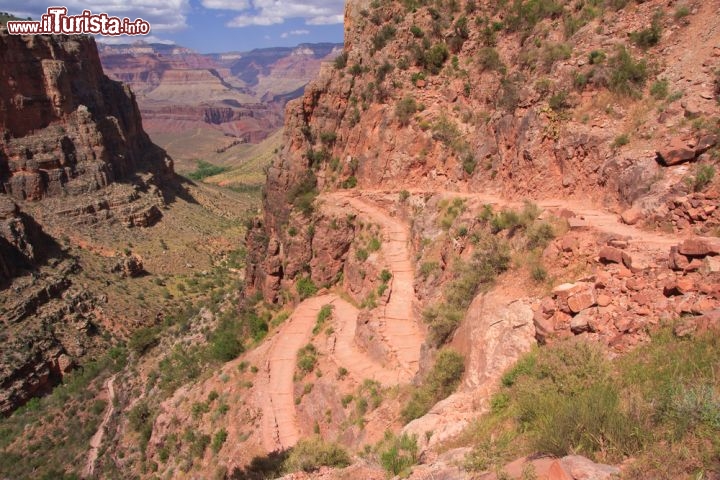 Immagine Discesa dentro Grand Canyon percorso Bright Angel Trail versante Arizona  - © Radoslaw Lecyk / Shutterstock.com