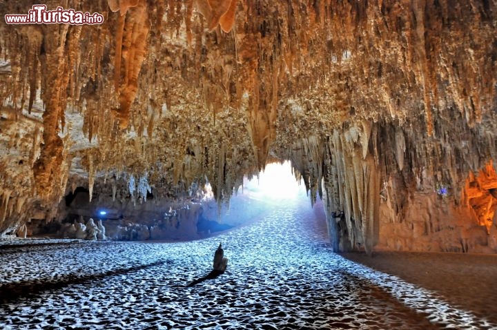 Immagine Djara Cave: la sala principale del sistema ipogeo delle grotte in Egitto  - In collaborazione con I Viaggi di Maurizio Levi