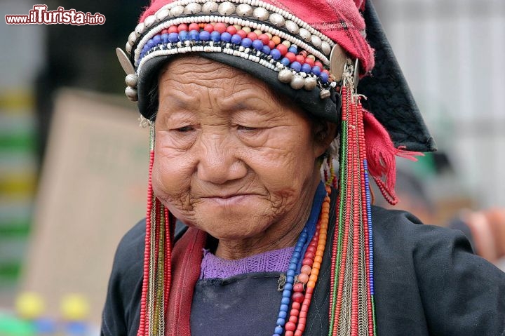 Immagine Primo piano di una donna Akha, Cina - Foto di Giulio Badini