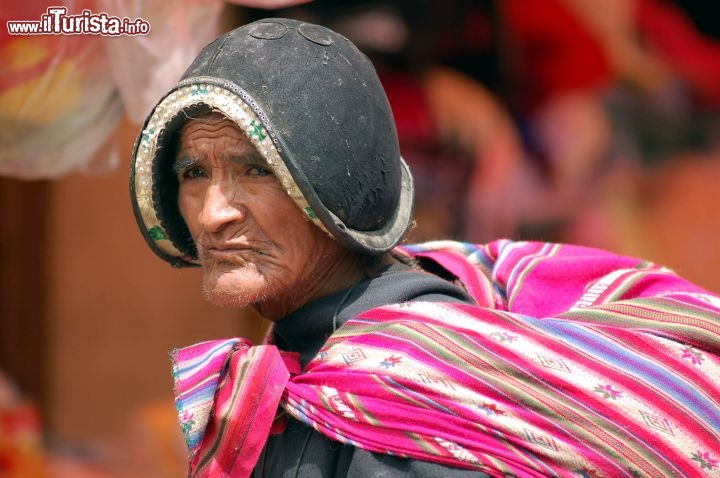 Immagine Donna al mercato Bolivia -  Foto di Giulio Badini i Viaggi di Maurizio Levi 