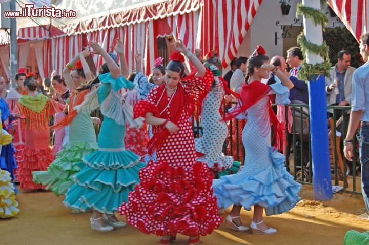 Immagine Il flamenco a Siviglia durante la Feria de Abril: è tutto un volteggiare di tessuti colorati e vaporosi, chiome scure e braccia aggraziate - © SandiMako / Shutterstock.com