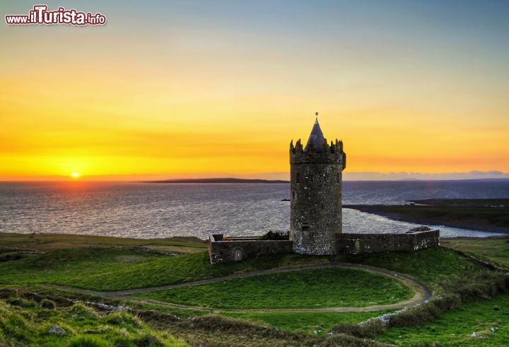 Immagine Doonagore castle, Irlanda. Si tratta di una torre cilindrica vicino al villaggio di Doolin lungol a costa occidentale dell'irlanda. Non è visitabile in quanto è una dimora privata, ma al tramonto offre una scenografia magnifica per delle fotografie - © Patryk Kosmider / Shutterstock.com