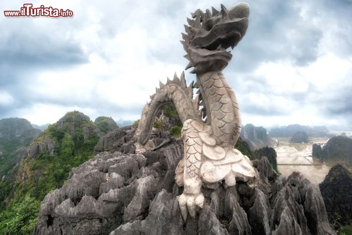 Immagine Il dragone sul belvedere che domina la valle dove si trovano le grotte di Tam Coc, nella provincia di Ninh Binh, in Vietnam, è ormai un simbolo di questa terra - Foto © Im Perfect Lazybones / Shutterstock.com