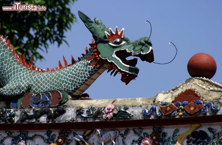 Immagine Dragone cinese in un tempio di Manila, la capitale delle Filippine - © John Copland / Shutterstock.com