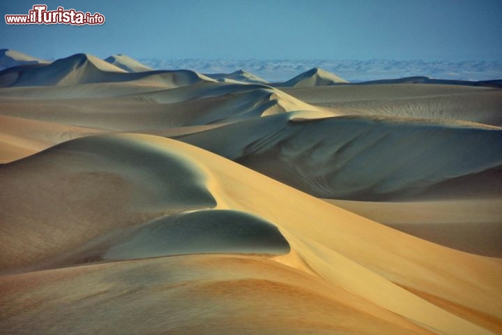 Immagine Le dune di Abu muharriq a poca distanza dalla Djara Cave in Egitto - In collaborazione con I Viaggi di Maurizio Levi