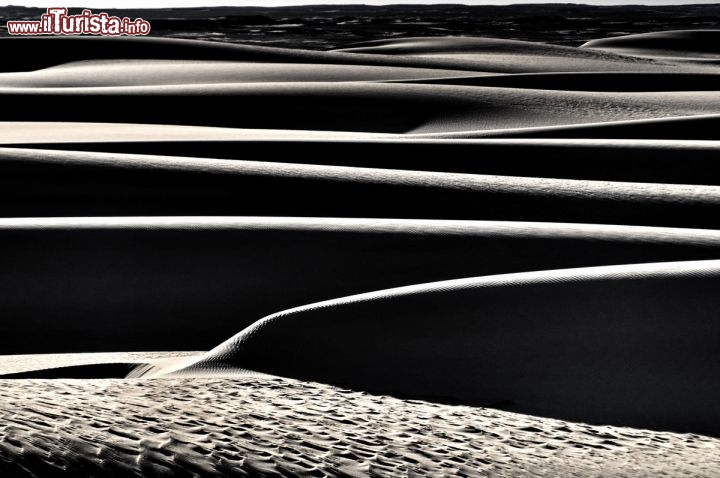 Immagine Dune in bianco nero al tramonto: siamo a 10 km dalla Djara Cave in Egitto - In collaborazione con I Viaggi di Maurizio Levi