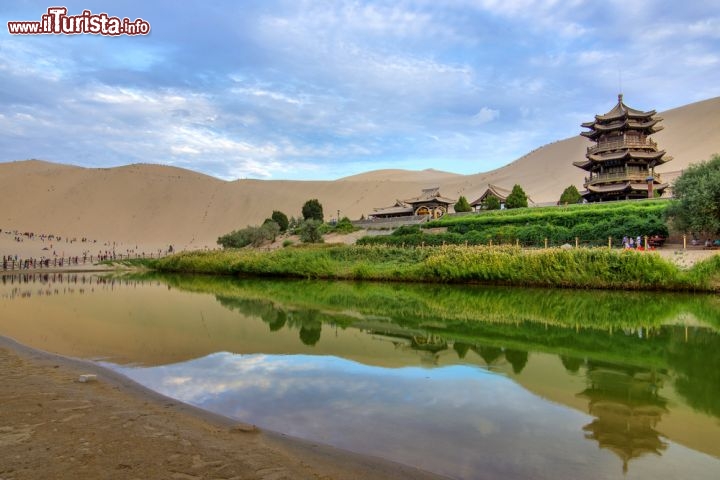 Immagine Dunhuang, il famoso Crescent Lake, una oasi nei deserti della Cina occidentale - © LIUSHENGFILM / Shutterstock.com
