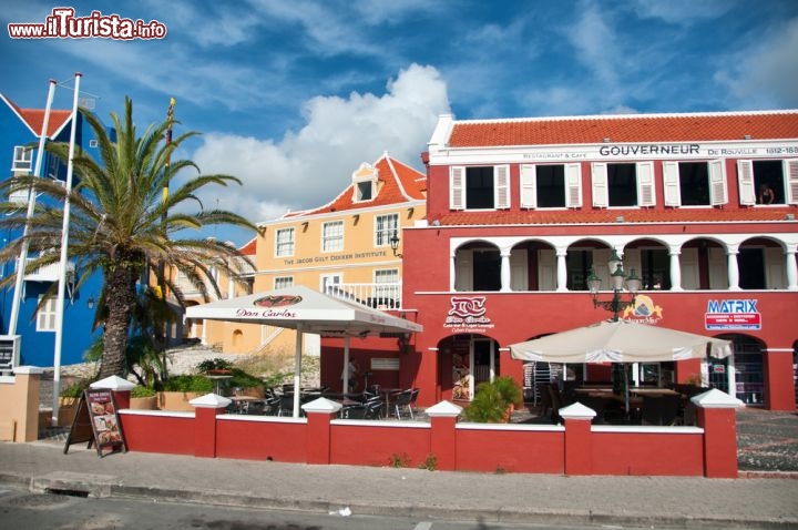 Immagine Edifici colorati in stile coloniale a Willemstad, isola di Curacao - © PlusONE / Shutterstock.com
