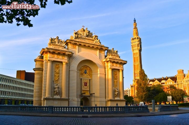 Immagine Alba a Lille: una fotografia di un edificio simbolo della città francese - © Meiqianbao / Shutterstock.com