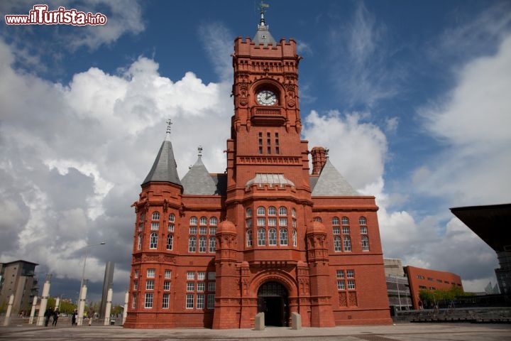 Immagine Edificio storico in mattoni rosii a Cardiff, in Galles  - © Gail Johnson / Shutterstock.com