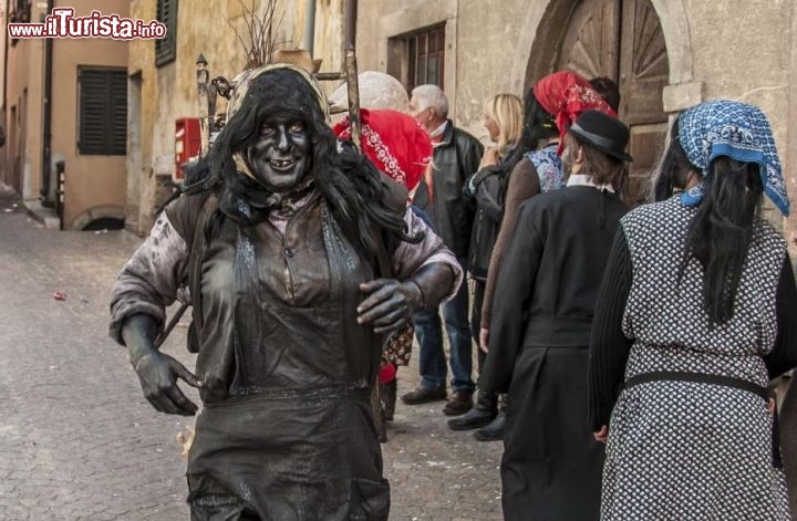 Immagine La cerimonia dell'Egetmann a Termeno, pochi chilometri a Sud di Bolzano: ogni anno dispari si celebra il particolare Carnevale dell'Alto Adige - © www.egetmann.com