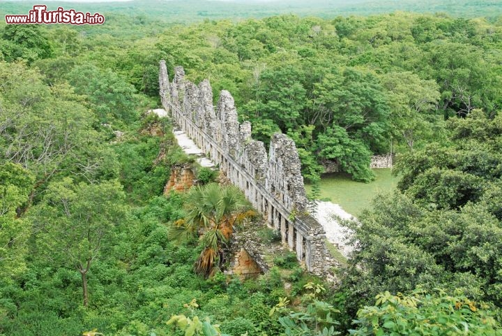 Immagine El Paloma: ad Uxmal le rovine Maya dell'antica Colombai. Siamo nello Ucatan, in Messico - © Vadim Petrakov / Shutterstock.com