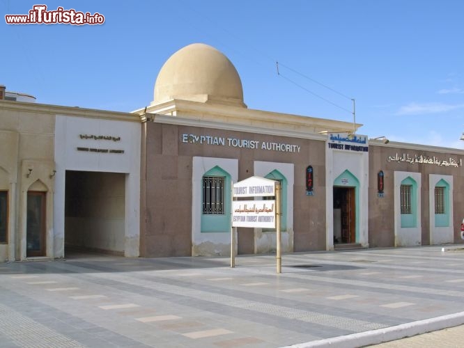 Immagine L'ufficio dell'Ente del Turismo Egiziano ad Hurghada,: siamo sul Mar Rosso, nell'Egitto orientale - © DDCoral / Shutterstock.com