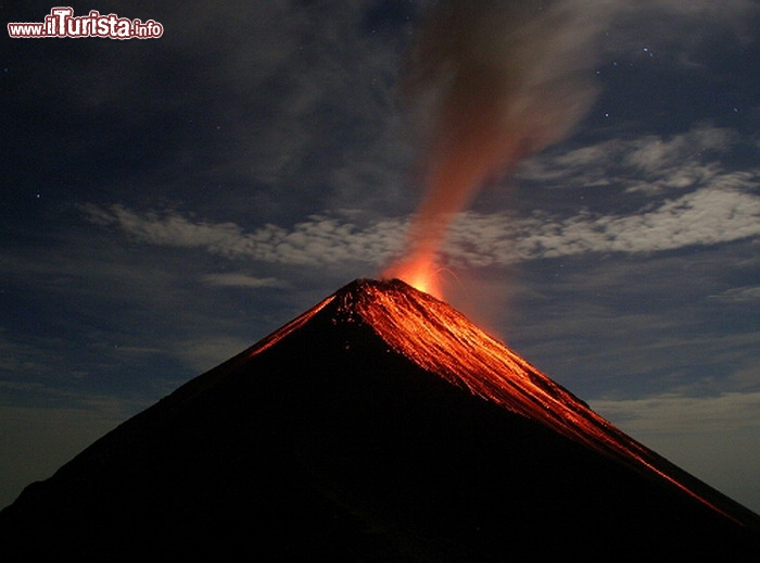 Immagine Eruzione del Volcan de Fuego: è il vulcano piu attivo del Messico e si trova nello stato di Colima - © Kevin.sebold - CC BY-SA 3.0 Wikimedia Commons.