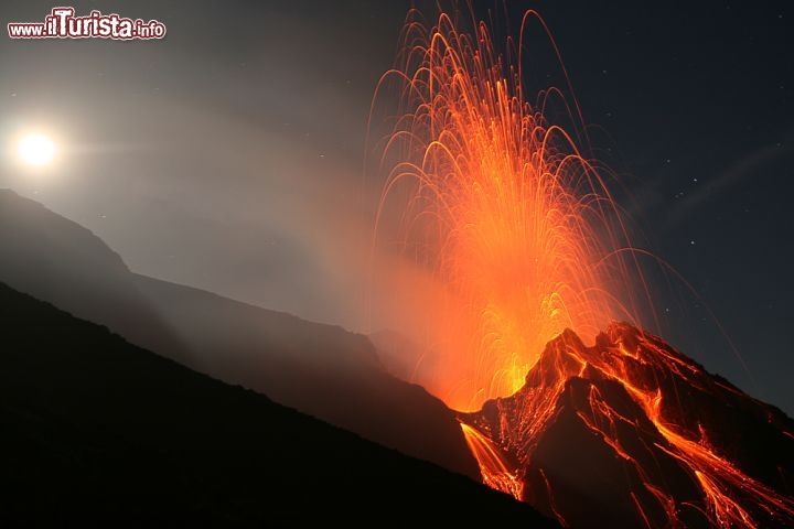 Immagine Eruzione dello Stromboli, uno dei vulcani più attivi del mondo - © Vulkanette / Shutterstock.com