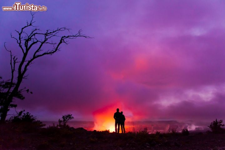 Immagine Eruzione vulcanica sull'isola di Hawaii, la principale dell'omonimo arcipelago e la più giovane. Vi si trovano diversi vulcani, i maggiori dei quali sono il Kilauea, il gigantesco Mauna Loa, l'Hualalai e i due vulcani non attivi Mauna Kea e Kohala. La leggenda narra che il dio dei vulcani, Pelé, non dia pace a chi osa sottrarre una sola roccia vulcanica di sabbia nera dalle isole... non è chiaro se si tratti di un'antica credenza o di una diceria messa in circolazione dai ranger del Parco Nazionale dei Vulcani per evitare "furti" di pietra lavica - © Tor Johnson / www.hvcb.org