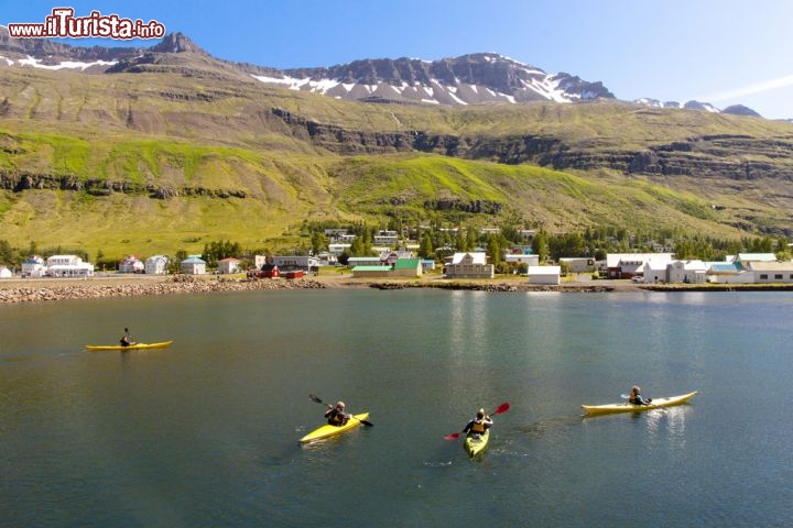 Immagine A Seydisfjordur (Islanda) è splendido noleggiare una canoa e esplorare le acque del fiordo omonimo, nell'abbraccio delle montagne - © Doin Oakenhelm / Shutterstock.com