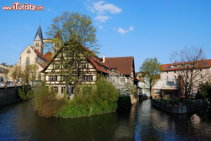 Immagine Esslingen am Neckar sorge nel sud-ovest della Germania, nel land del Baden-Württemberg, lungo il corso del fiume Neckar. Situata circa 15 km a est di Stoccarda, Esslingen è una bella cittadina di origine medievale, con spazi verdi, piazze accoglienti e le caratteristiche case a graticcio - © Yuriy Davats / Shutterstock.com