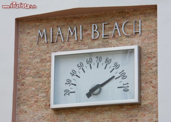 Immagine Estate a Miami Beach: il termometro in gradi Fahreneit segna 100°F, che equivalgono a circa 37°C. DAta la sua latitudine, le temperatura tropicali di Miami Beach sono una costante durante tutto l'anno  -  Foto © Ivan_Sabo / Shutterstock.com
