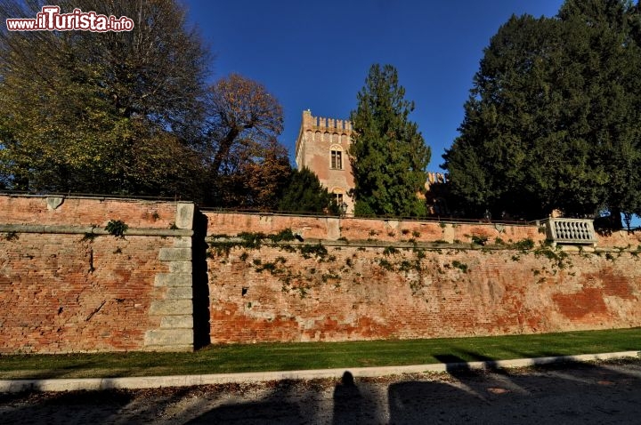 Immagine Muro esterno del Castello di Bevilaqua, il verde all'interno è realtivo al grande Giardino Pensile, ci troviamo nel sud-est della Provincia di Verona