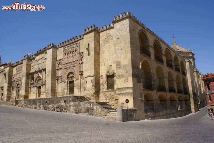 Immagine L'esterno Cattedrale di Cordova, dove si trova la celebre ex moschea della Mezquita, in Andalusia, Spagna - © rosesmith / Shutterstock.com