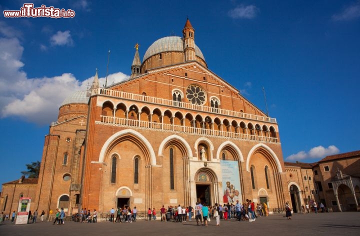 Immagine La facciata della gigantesca basilica di Sant'Antonio da Padova, tra le più grandi chiese del mondo - © bepsy / Shutterstock.com