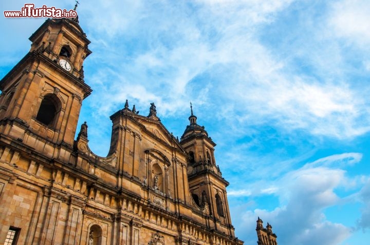 Immagine La facciata della Cattedrale di Bogotà, capitale della Colombia, si staglia contro il cielo sulla storica Piazza Bolivar (un tempo Plaza Mayor) - © Jess Kraft / Shutterstock.com