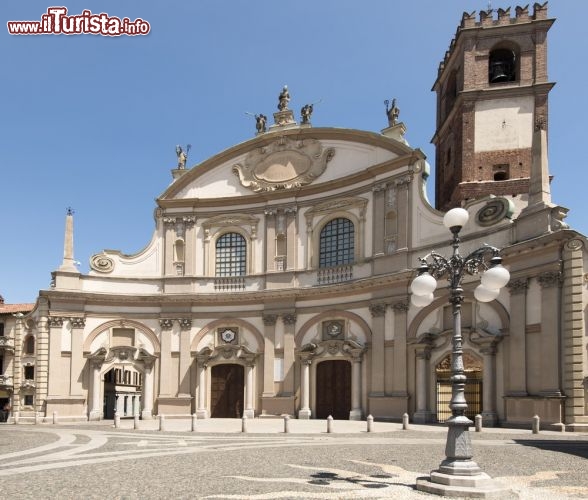 Immagine Facciata del Duomo di Vigevano, una delle chiese più interessanti della Lombardia - © hal pand / Shutterstock.com
