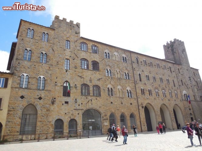Immagine Una delle facciate del Palazzo dei Priori a Volterra - © Giovanni Mazzoni (Giobama)