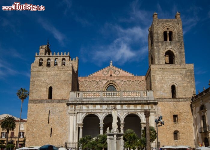 Immagine Facciata del Duomo di Monreale (Sicilia). Notare la torre campanaria di sinistra, rimasta incompiuta - © Circumnavigation/ Shutterstock.com
