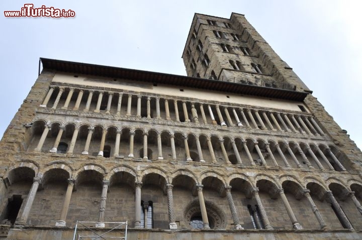 Immagine Facciata e campanile della chiesa di Santa Maria della Pieve, uno dei capolavori architettonici della città di Arezzo