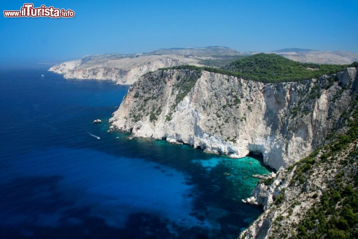 Immagine Falesie a picco sul mare cristallino di Zante (Zacinto) in Grecia - © Anteromite / Shutterstock.com