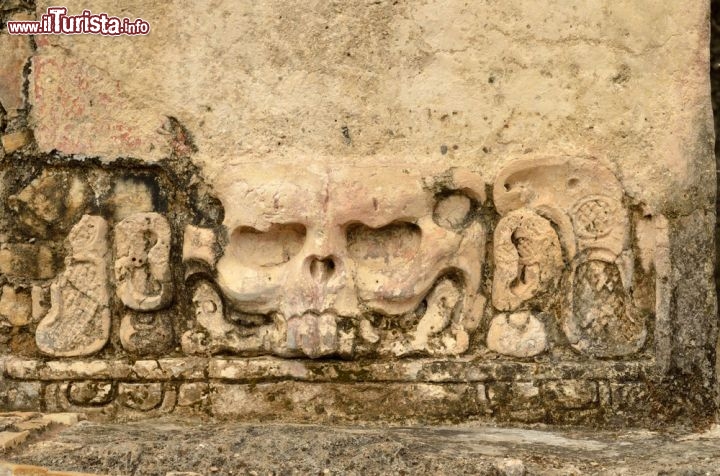 Immagine Nel sito archeologico di Palenque (Messico) rimangono le sontuose rovine Maya. Templi e architetture sono ornati con bassorilievi e sculture, come questo stucco a forma di teschio - © soft_light / Shutterstock.com