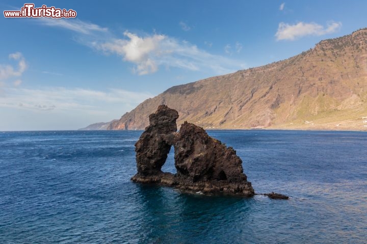 Immagine La Roque de la Bonanza, lo spettacolare faraglione sulla costa di Las Playas a El Hierro- © RG2 / Shutterstock.com