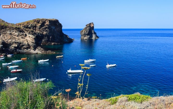 Immagine Il Grande Faraglione di Punta Tracino si trova lungo la costa orientale di Pantelleria. In questo tratto di mare troviamo le belle baie di Cala Levante, Cala Tramontana e la roccia  dell'Elefante - © bepsy / shutterstock.com
