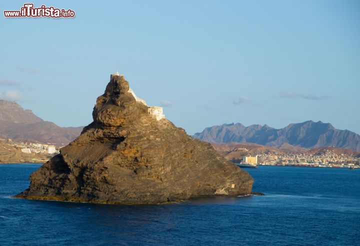 Immagine Il faro di Porto Grande, che si trova sull'Isola di São Vicente a Capo Verde - © Anmor Photography / Shutterstock.com