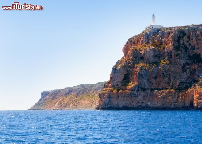 Immagine Il Faro de la Mola è uno dei simboli di Formentera, il gioiello delle isole Baleari, nella Spagna centro-orientale. Abbarbicato in cima a una scogliera, sferzato dai venti intrisi di salsedine, lo si raggiunge mediante una salita a tornanti e regala un bel panorama sulla costa settentrionale dell'isola  - © holbox / Shutterstock.com