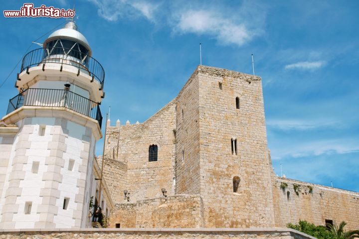Immagine Faro e Castello dei Templari (detto di Papa Luna) a Peniscola in Spagna - © Massimiliano Pieraccini / Shutterstock.com