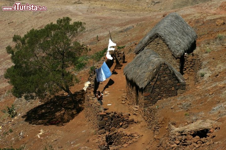 Immagine Una fattoria di montagna, ancora abitata, a Capo Verde, in Africa - © Pierre-Jean Durieu / Shutterstock.com