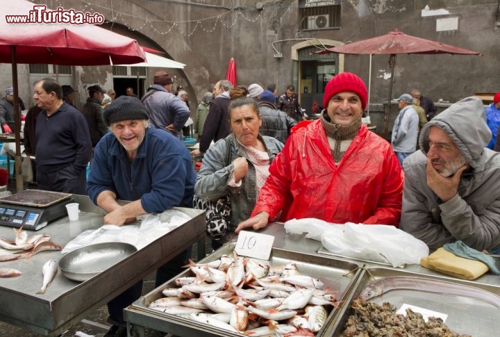 Immagine Fera o Luni a Catania, alcune bancarelle per la vendita del pesce appena pescato - © Ratikova / Shutterstock.com