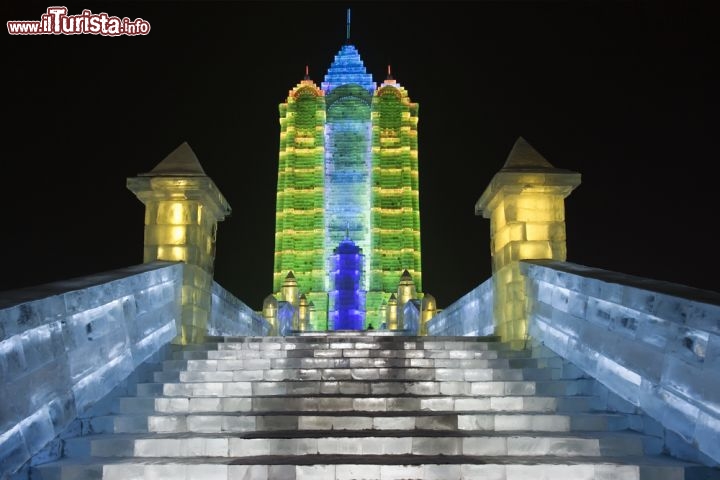 Immagine Il Festival di Harbin in Cina, tra sculture di neve e ghiaccio: una scala fatta da blocchi di ghiaccio conduce ad un palazzo incantato - © TonyV3112 / Shutterstock.com