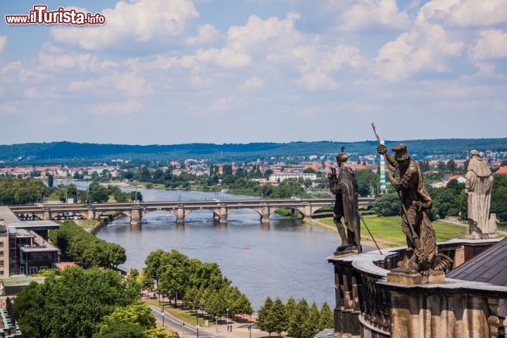 Immagine Il fiume Elba visto dal centro di Dresda, questo paesaggio era stato inserito tra i Patrimoni UNESCO, ma è poi decaduto - © Sergii Figurnyi / Shutterstock.com