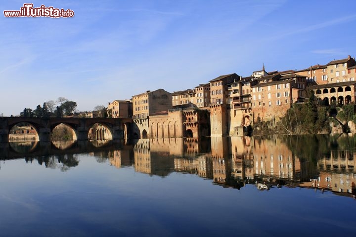 Immagine Il fiume Tarn riflette l'immagine delle case costruite sulla sua riva ad Albi, Francia.