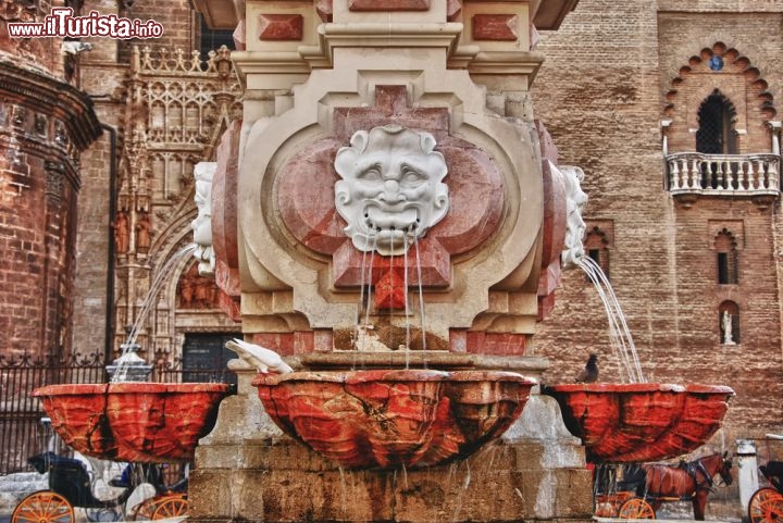 Immagine Una delle antiche fontane che abbelliscono Siviglia. Questa si trova di fronte alla Cattedrale e alla torre della Giralda - © Ashiga / Shutterstock.com