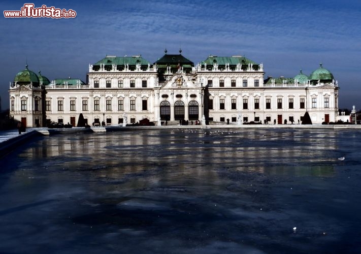 Immagine Fontana ghiacciata e Palazzo del Belvedere Superiore a Vienna