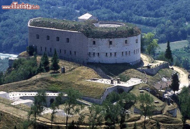 Immagine Il Forte di Rivoli Veronese è una fortificazione austriaca che si trova sul monte Castello. Venne costruita nel 19°à secolo per volontà del maresciallo Radetzky - ©  www.comune.rivoli.vr.it